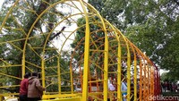 Satu spot yang menarik perhatian adalah jembatan warna-warni atau orang menyebutnya sebagai jembatan pelangi. Jembatan ini berfungsi sebagai penyambung antara satu taman ke taman lainnya. Warna dan bentuknya yang unik menjadikannya salah satu tempat favorit warga untuk berfoto.