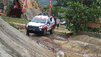 Isuzu mu-X yang disiapkan dalam kesempatan ini sudah memakai aksesori pendukung offroad seperti bull bar dan ban semi offroad (MT). Foto: Ruly Kurniawan