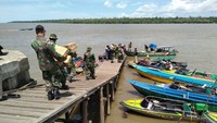 Sebuah dermaga kecil menjadi penghubung ibu kota Kabupaten Asmat, Agatz ke dunia luar.