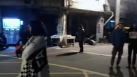 Dilansir Reuters, gempa ini juga mengakibatkan sedikitnya dua orang tewas dan 100 lebih orang alami luka-luka.Dua orang meninggal dunia, dan 114 menderita luka ringan atau parah, kata Perdana Menteri Taiwan William Lai pada sebuah pertemuan darurat pemerintah seperti dilansir Reuters, Rabu (7/2/2018). (Screenshot video sosmed Ming-Chien Lin/via REUTERS)