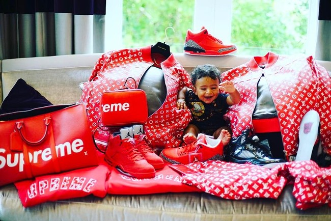 Asahd pun beruntung punya ayah seorang penggemar sneakers. Bayi tersebut sudah dibelikan sneakers Jordan, Yeezy, hingga Gucci sejak kecil. DJ Khaled juga mengatakan jika ia akan mewarkan koleksi sneakers-nya kepada sang anak ketika sudah dewasa. Foto: Instagram Asahd Khaled