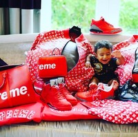 Asahd pun beruntung punya ayah seorang penggemar sneakers. Bayi tersebut sudah dibelikan sneakers Jordan, Yeezy, hingga Gucci sejak kecil. DJ Khaled juga mengatakan jika ia akan mewarkan koleksi sneakers-nya kepada sang anak ketika sudah dewasa. Foto: Instagram Asahd Khaled