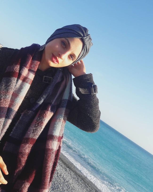 Mennel Ibtissam pun memiliki gaya hijab yang khas, yaitu turban. Ia memakai turban di kesehariannya menggunakan beragam macam pashmina. Foto: Instagram