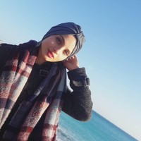 Mennel Ibtissam pun memiliki gaya hijab yang khas, yaitu turban. Ia memakai turban di kesehariannya menggunakan beragam macam pashmina. Foto: Instagram