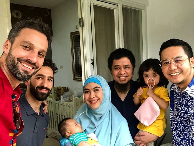 Luqman Nieto juga pernah mengunjungi Indonesia, dan bertemu dengan keluarga Oki Setiana Dewi. Ia mengaku merasa senang bertemu orang-orang yang memahami pemikirannya bahkan mau membantunya.  Foto: Instagra