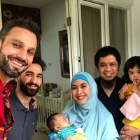 Luqman Nieto juga pernah mengunjungi Indonesia, dan bertemu dengan keluarga Oki Setiana Dewi. Ia mengaku merasa senang bertemu orang-orang yang memahami pemikirannya bahkan mau membantunya.  Foto: Instagra