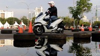 Sejak diperkenalkan di bulan Desember tahun lalu, All New Honda PCX buatan Indonesia yang telah lama ditunggu oleh pecinta skutik premium Honda ini mendapatkan penerimaan yang baik. Hal ini tercatat atas jumlah 12.000 pemesanan inden.
