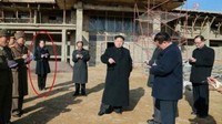 Kim Yo Jon tampak beberapa kali mendampingi sang kakak. Ia disebut-sebut memiliki hubungan yang sangat dekat dengan kakaknya dan sama-sama pernah kuliah di Swiss (Foto: BBC)