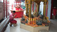 Seorang warag Aceh sedang bersembahyang. Roda perekonomian, sosial dan budaya China bercampur dengan masyarakat setempat.