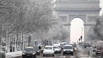 Foto: Penampakan Salju Lebat yang Lumpuhkan Paris