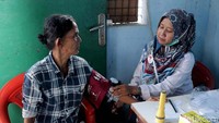 Beberapa warga juga sempat memeriksa kesehatan di pos kesehatan di belakang RS Budi Asih.