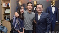 Kebersamaan Syahnaz Sadiqah dan Jeje Govinda saat fitting baju. Foto: Pool/Noel/DetikFoto.