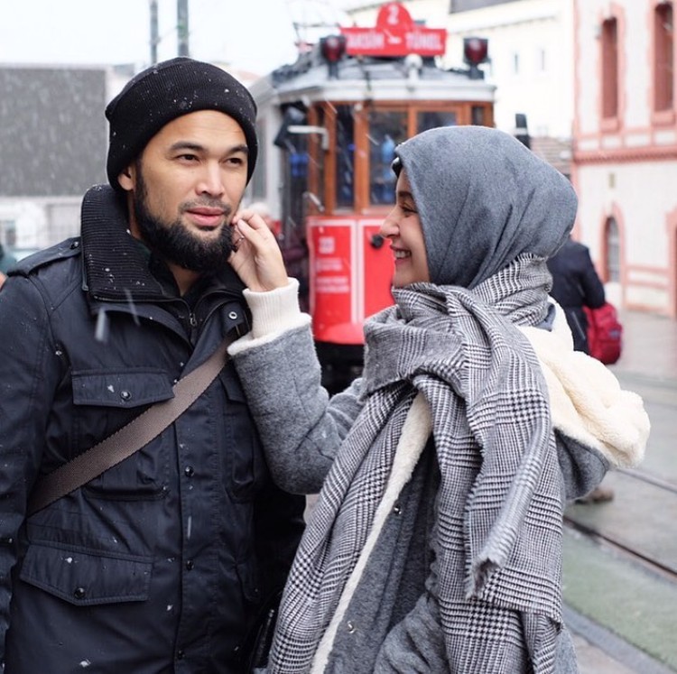 Mesranya Babymoon Shireen Sungkar dan Teuku Wisnu