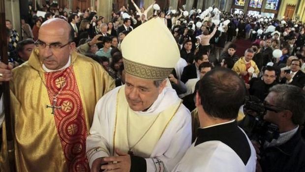Bishop Barros (tengah) disambut oleh pendemo yang marah pada saat penasbihannya. (Reuters)