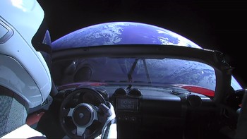 Saat Elon Musk meluncurkan Starman dan Tesla Roadster, banyak yang meragukan kalau duo ini bisa mencapai Mars. Foto: YouTube