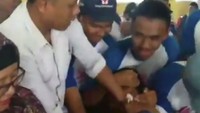 Setelah polisi takut jarum suntik, kini beredar video siswa sekolah yang disangka mukanya seperti preman tapi juga takut disuntik. Foto: Instagram