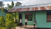 Rumah warga yang dibangun diatas rawa-rawa itu merupakan tipe 45 terbuat dari papa. Pada umumnya masyarakat di kampung itu ehari-harinya mencari ikan di kali yang membelah kabupaten Asmat tersebut.