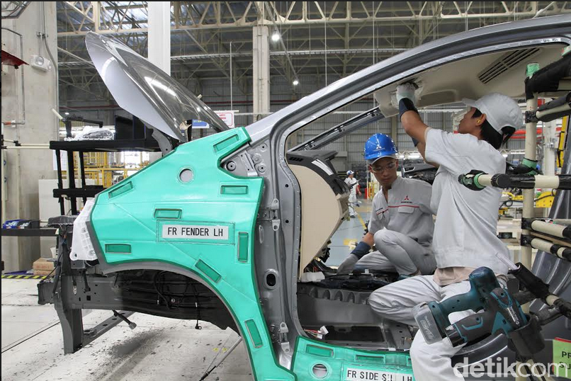 Pekerja merakit mobil Xpander di pabrik perakitan Mitsubishi Motors di Indonesia yaitu PT Mitsubishi Motors Krama Yudha Indonesia (MMKI) yang terletak di kawasan industry GIIC Deltamas, Bekasi, Jawa Barat.