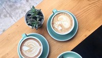 Beragam racikan kopi panas dan dingin bisa dinikmati di sini. Kopi digiling dan diseduh langsung hingga terasa segar dan harum. Foto: Instagram Citizens of Chelsea