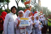 Aksi Wali Kota Surabaya Tri Rismaharini saat kampanye peduli anak bersama para pelajar SD (Foto: dok. Pemkot Surabaya)