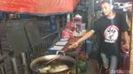 Ini Warung Pecel Lele yang Viral karena Tetap Buka Saat Banjir