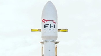Ini potret Falcon Heavy dua jam sebelum mengudara. (Foto: Dok. Elon Musk)