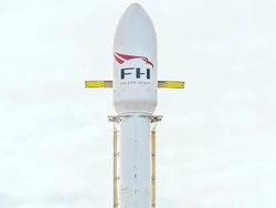 Elon Musk Jadi Admin SpaceX Selama Peluncuran Falcon Heavy