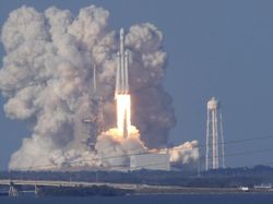 Detik-detik Menegangkan Roket Terkuat Sejagat Mengangkasa