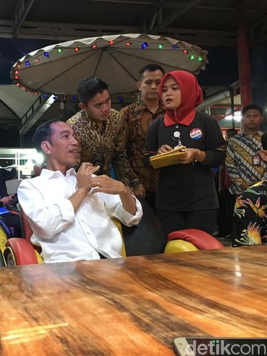 Jokowi saat ke kafe di Sumbar.