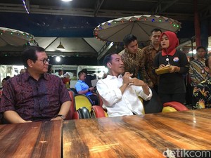 Mampir ke Kafe di Sumbar, Jokowi Santap Semangkuk Mi Rebus
