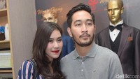 Saat ditemui di salah satu butik, Syahnaz Sadiqah dan Jeje Govinda lagi mempersiapkan baju nikah. Foto: Pool/Noel/DetikFoto.
