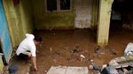 Banjir Surut, Warga Malah Asyik Mancing dan Bersihkan Lumpur