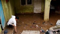Selain itu, warga juga sempat membersihkan lumpur sisa-sisa banjir tersebut.