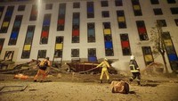 Gempa ini menyebabkan beberapa bangunan runtuh. Salah satunya adalah sebagian bangunan Hotel Marshal di Hualien. (Foto: AFP PHOTO / Paul Yang)