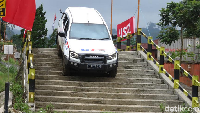 Ketika duduk di belakang kemudi juga sama, goyangan di dalam mobil tidak membuat tangan sulit untuk memegang kendali. Foto: Ruly Kurniawan