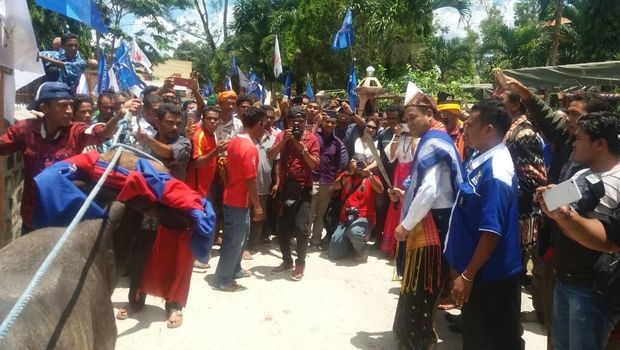Mundur dari DPR, Benny K Harman Roadshow Sapa Warga di Sumba