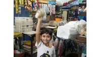 Wah, lagi ke warung. Ternyata yang dibeli kenzou di warung kelontong ini adalah satu bungkus kerupuk! Udah kaya dapet piala aja, ya diangkat-angkat gitu. Foto: Instagram @tamarablezynskiofficial