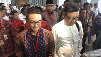 Gubernur Jambi Zumi Zola masuk ke ruang rakergub ditemani Menteri Dalam Negeri (Mendagri) Tjahjo Kumolo.