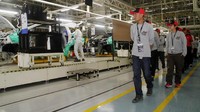 detikOto beserta awak media nasional lainnya melihat proses perakitan Xpander. (Istimewa/Mitsubishi).
