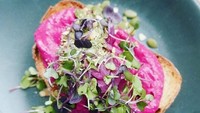 Hummus dengan bit halus, ditambah microgreens bisa jadi topping toast yang segar. Cocok buat vegetarian.Foto: Instagram Citizens of Chelsea
