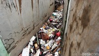 Sampah juga menumpuk dibeberapa gang.