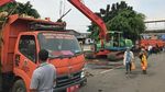 Foto: Ekskavator Bersihkan Sampah dari Sungai Ciliwung