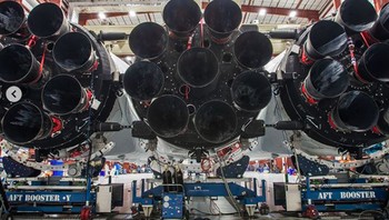 Masing-masing bagian memiliki 9 mesin pendorong. Sayang seperti diberitakan, bagian tengah gagal mendarat dengan tepat di drone ship yang berlokasi di lautan. Tapi tetap saja peluncuran Falcon Heavy dianggap sukses besar. Foto: Instagram