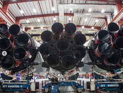 Momen Menakjubkan Mesin Falcon Heavy Balik Sendiri ke Bumi