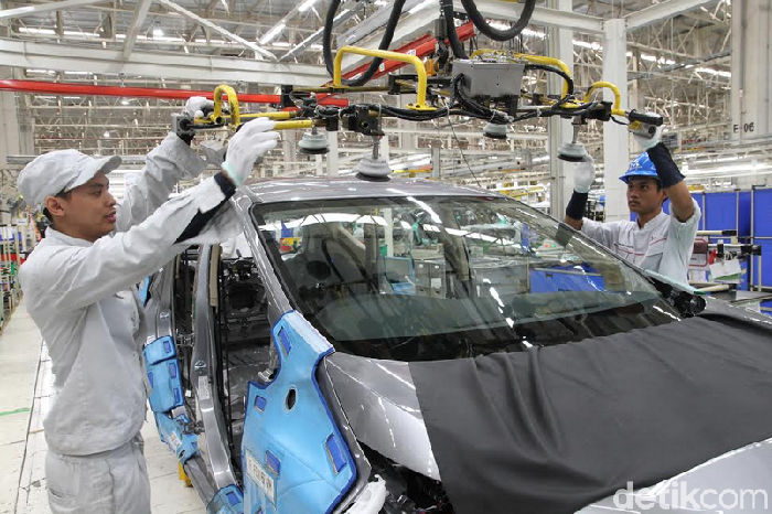 Pekerja merakit mobil Xpander di pabrik perakitan Mitsubishi Motors di Indonesia yaitu PT Mitsubishi Motors Krama Yudha Indonesia (MMKI) yang terletak di kawasan industry GIIC Deltamas, Bekasi, Jawa Barat.