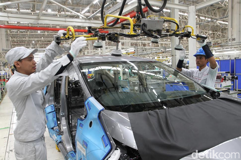 Pekerja merakit mobil Xpander di pabrik perakitan Mitsubishi Motors di Indonesia yaitu PT Mitsubishi Motors Krama Yudha Indonesia (MMKI) yang terletak di kawasan industry GIIC Deltamas, Bekasi, Jawa Barat.