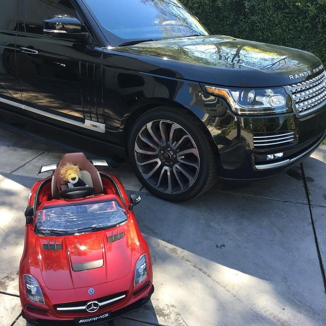 Walau masih berwujud mobil mainan, miniatur yang dibuat customize itu dilengkapi dengan interior dan bentuk selayaknya mobil asli. Bahkan miniatur mobil yang diigerakkan dengan remote tersebut hadir dengan plat bertuliskan Asahd. Tentu harganya cukup mahal. Foto: Instagram Asahd Khaled