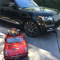 Walau masih berwujud mobil mainan, miniatur yang dibuat customize itu dilengkapi dengan interior dan bentuk selayaknya mobil asli. Bahkan miniatur mobil yang diigerakkan dengan remote tersebut hadir dengan plat bertuliskan Asahd. Tentu harganya cukup mahal. Foto: Instagram Asahd Khaled