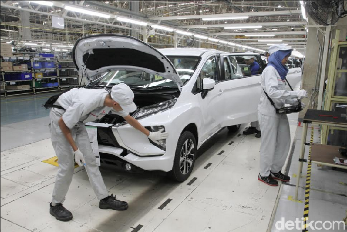 Pekerja merakit mobil Xpander di pabrik perakitan Mitsubishi Motors di Indonesia yaitu PT Mitsubishi Motors Krama Yudha Indonesia (MMKI) yang terletak di kawasan industry GIIC Deltamas, Bekasi, Jawa Barat.