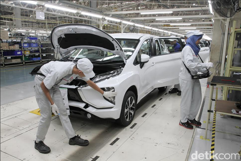 Pekerja merakit mobil Xpander di pabrik perakitan Mitsubishi Motors di Indonesia yaitu PT Mitsubishi Motors Krama Yudha Indonesia (MMKI) yang terletak di kawasan industry GIIC Deltamas, Bekasi, Jawa Barat.